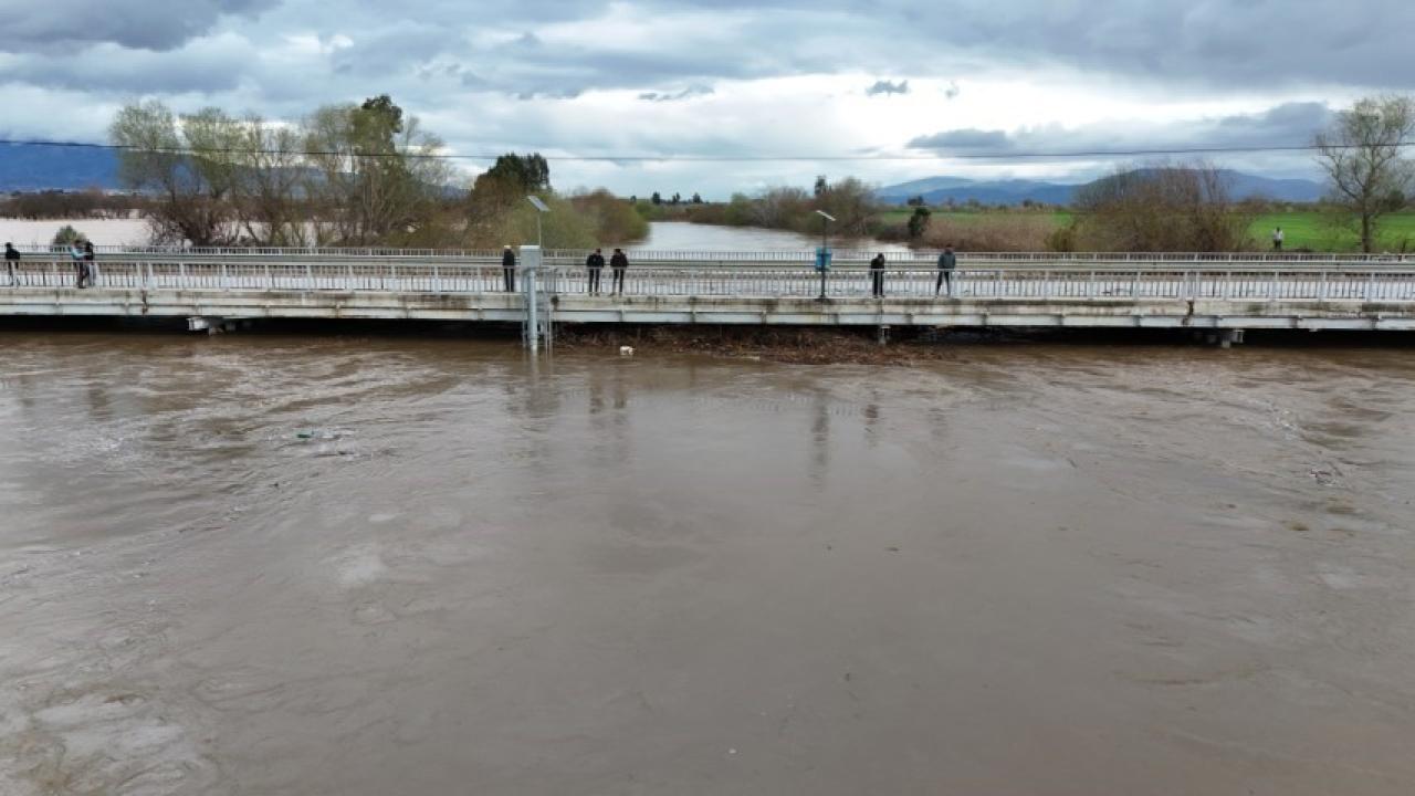 Büyük Menderes nehri, köprü seviyesine yükseldi