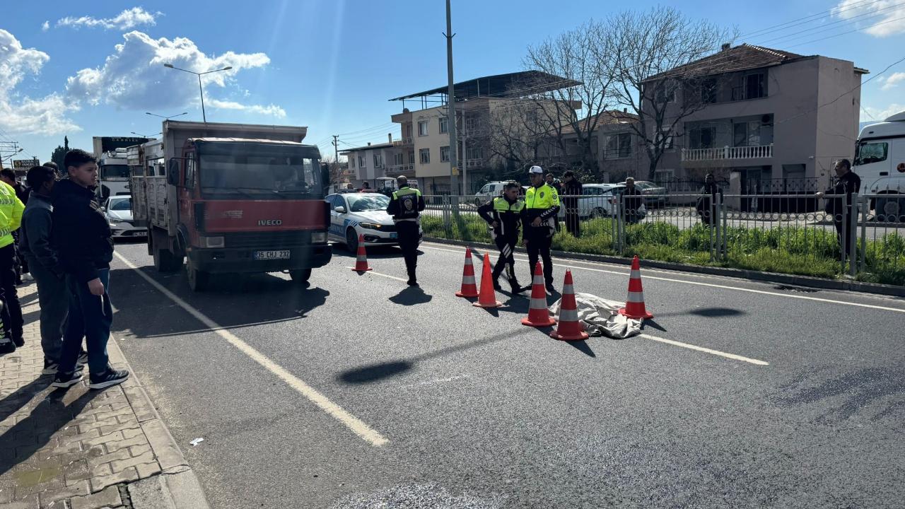 İzmir'de ölümlü kaza sonrası vatandaşlar kara yolunu trafiğe kapattı