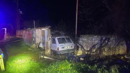 İzmir'de otomobil bahçe duvarına çarptı