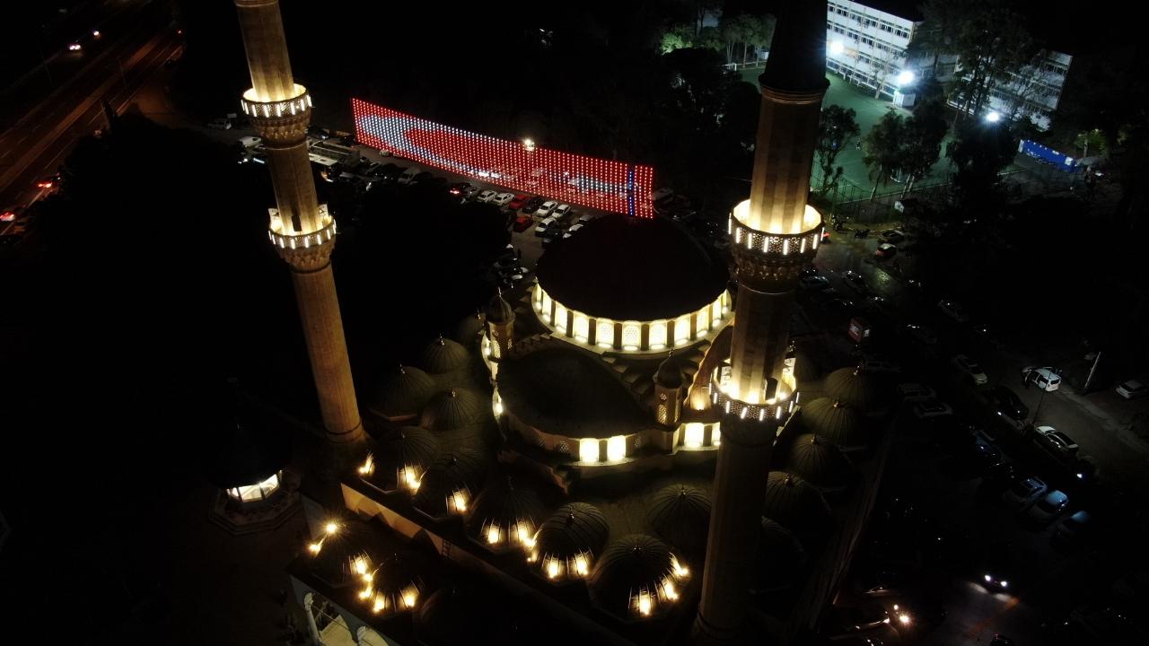 İzmir’de Ramazan ayının ilk teravih namazı kılındı
