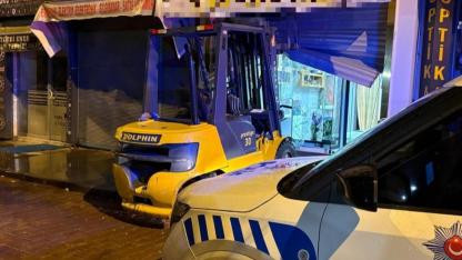 Kuyumcuda forkliftli hırsızlık