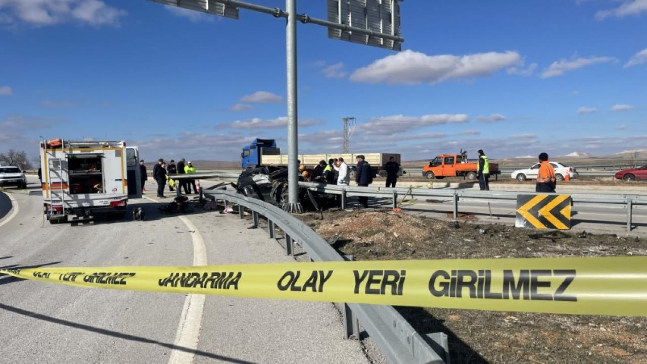Otomobil bariyerlere ok gibi saplandı