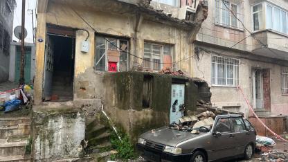 Yıkılan binadan düşen beton parçaları otomobile düştü
