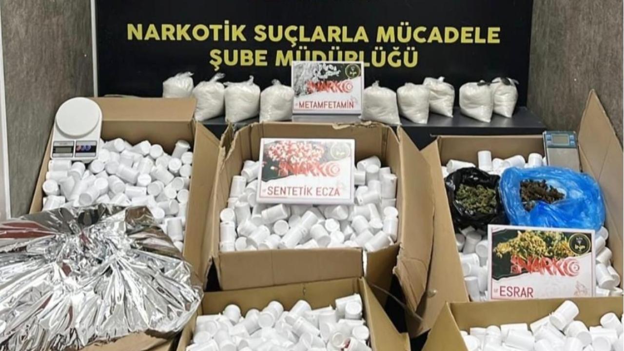 İzmir'de 366 bin 400 uyuşturucu hap ele geçirildi