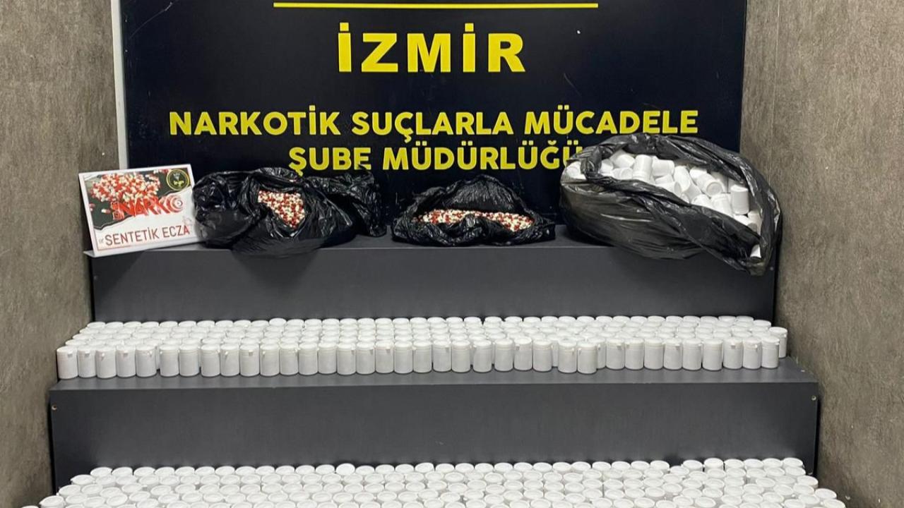İzmir'de bir araçta 84 bin sentetik ecza ele geçirildi