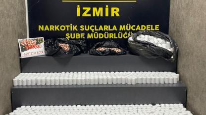 İzmir'de bir araçta 84 bin sentetik ecza ele geçirildi