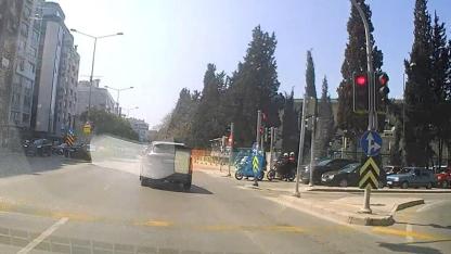 İzmir'de kural tanımaz sürücü araç kamerasına yansıdı