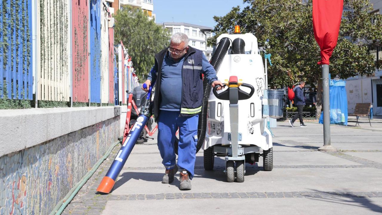Konak’tan temizliğe pratik çözüm: Filler görev başında