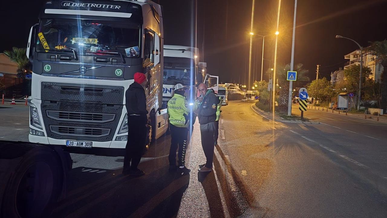 Çeşme'de tır sürücülerine yönelik gece denetimi
