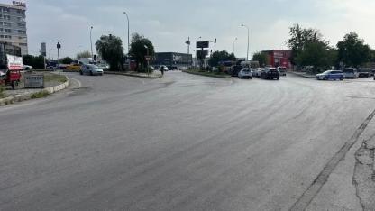 Otomobil çarptı, elektrikli bisiklet ikiye bölündü