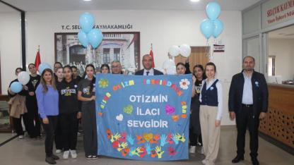 Selçuk'ta, lise öğrencileri ve öğretmenlerinden otizm farkındalık etkinliği