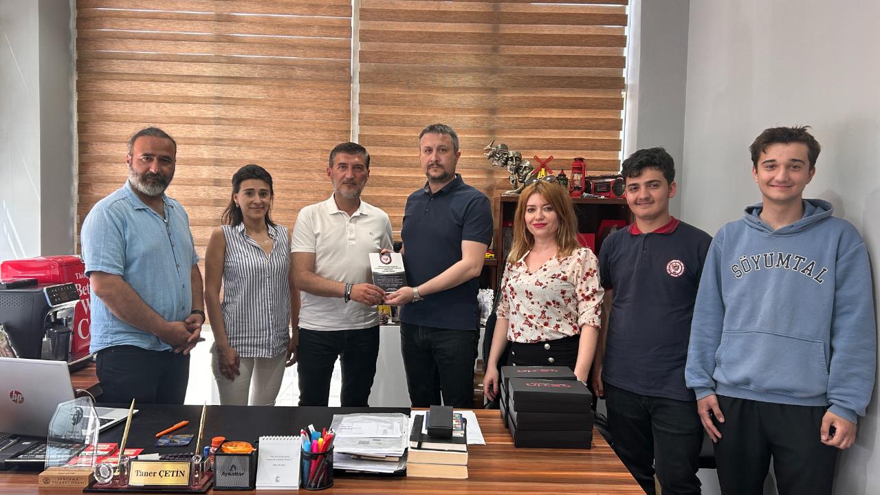 Bergama'da Türkçe isimli iş yerlerine teşekkür plaketi
