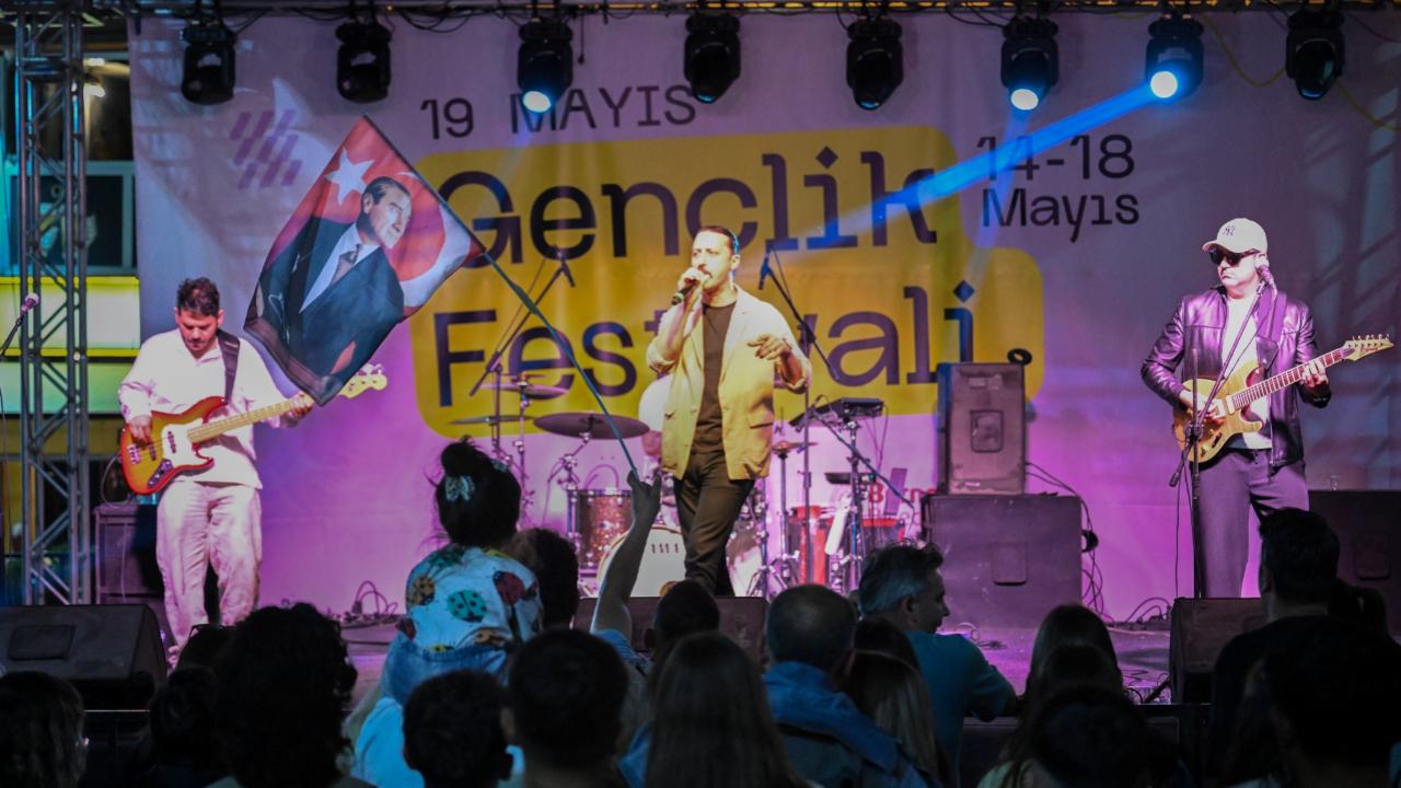 Bornova’da dopdolu 19 Mayıs
