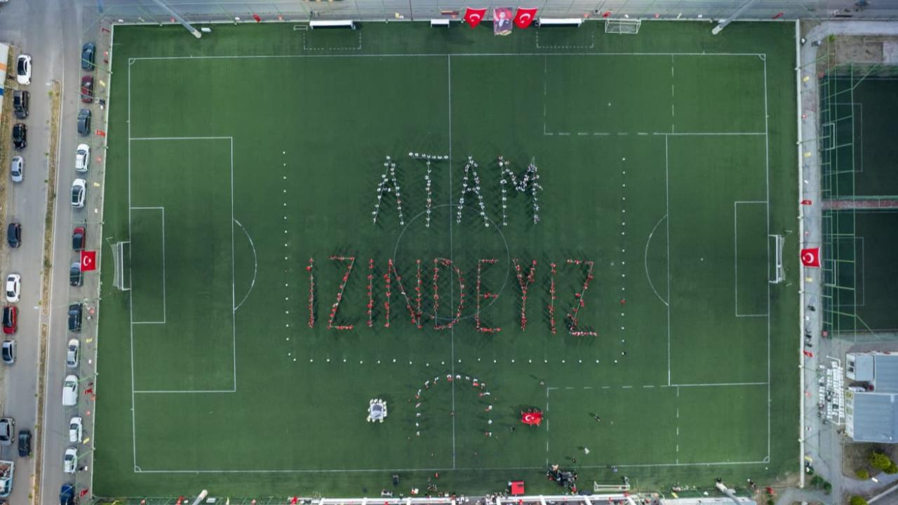 Buca’da yüzlerce kişi “Atam İzindeyiz” yazdı