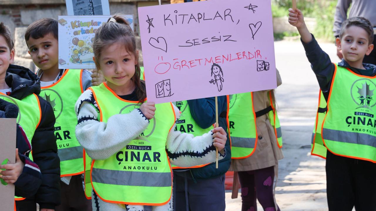 Bucalı minikler kütüphaneyi keşfetti