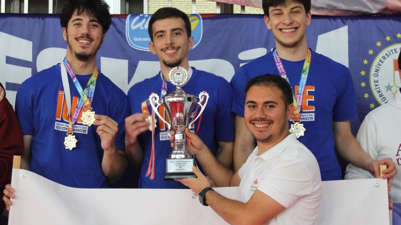 İzmir Ekonomi, ‘eskrim’de Türkiye şampiyonu