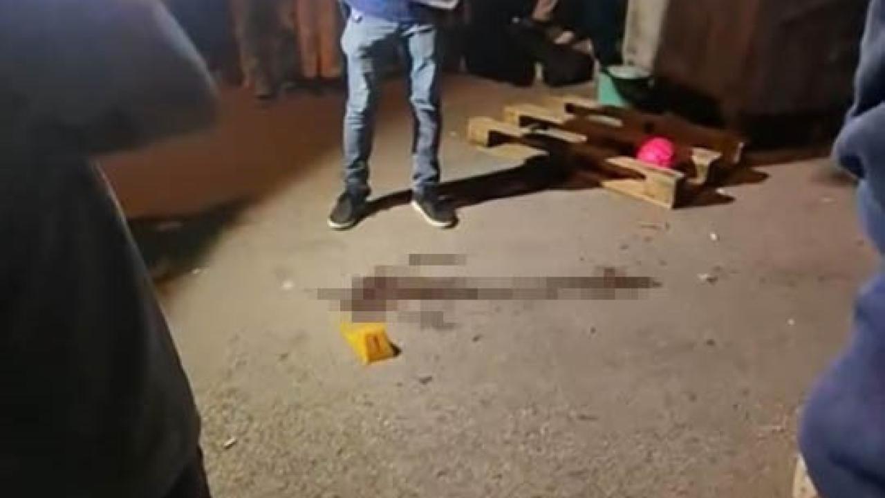Kaçan topu almak isterken canından old