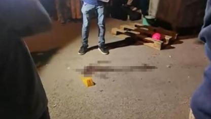 Kaçan topu almak isterken canından oldu