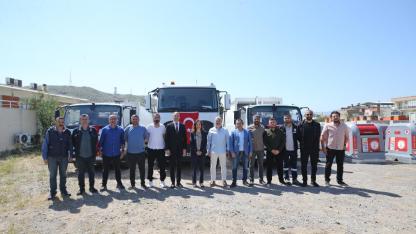 Karşıyaka’nın temizlik filosu üç yeni kamyonla güçlendi