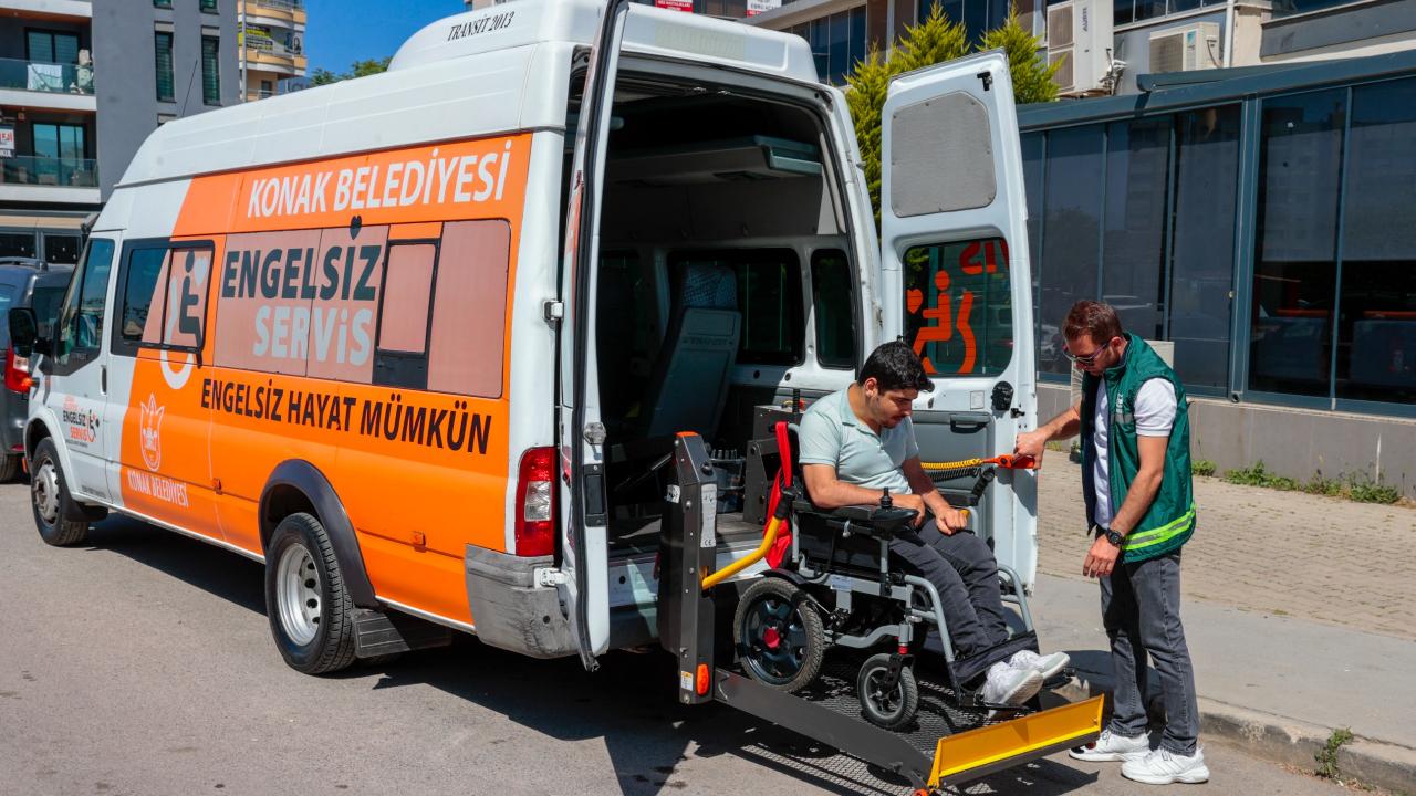 Konak’ın ‘Engelsiz Servis’i yüzleri güldürmeye devam ediyor