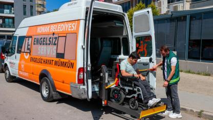 Konak’ın ‘Engelsiz Servis’i yüzleri güldürmeye devam ediyor