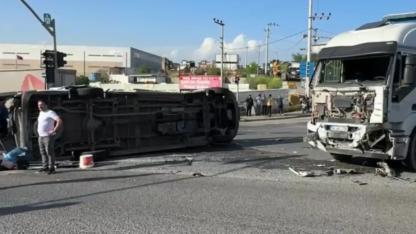 Tırla çarpışan işçi servisi devrildi