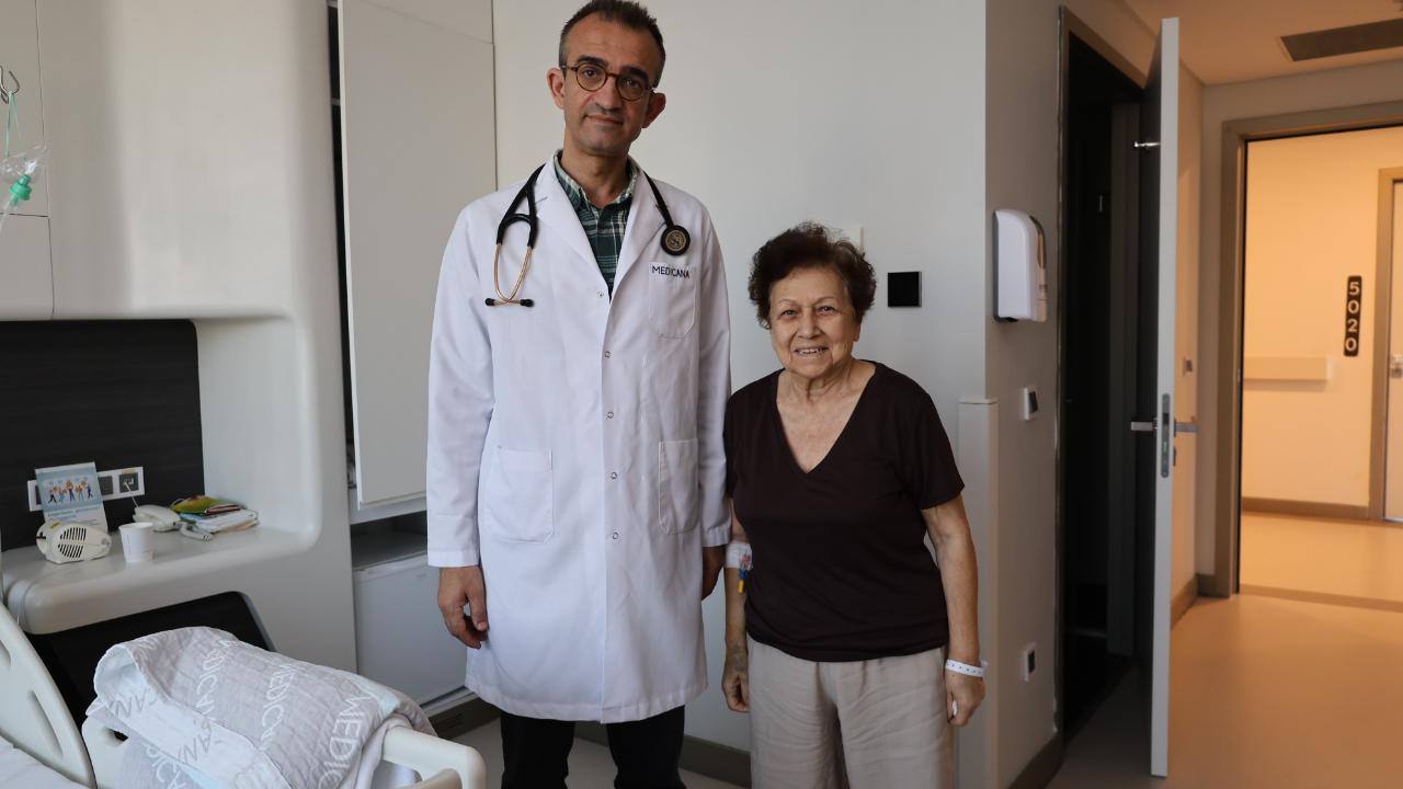 80 yaşındaki hastaya ameliyatsız mitral kapak operasyonu
