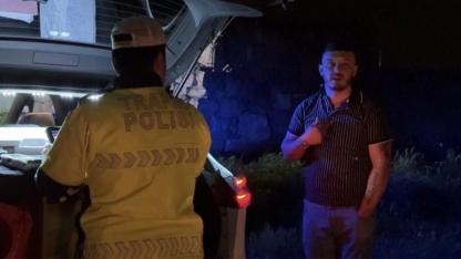 Alkollü sürücü merakına yenik düştü