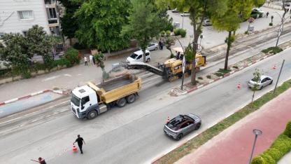 Başkan Tugay asfalt çalışmalarını yerinde inceledi