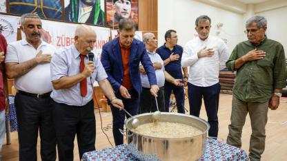 Başkan Tugay aşure lokmasını paylaştı