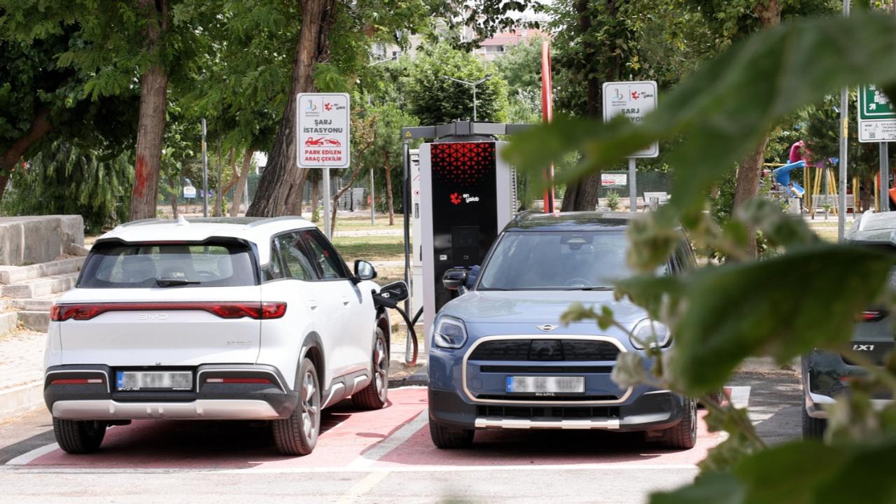 Bayraklı'da 10 noktada 20 şarj ünitesi