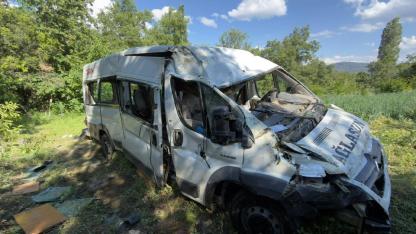 Burdur’da minibüs tarlaya uçtu