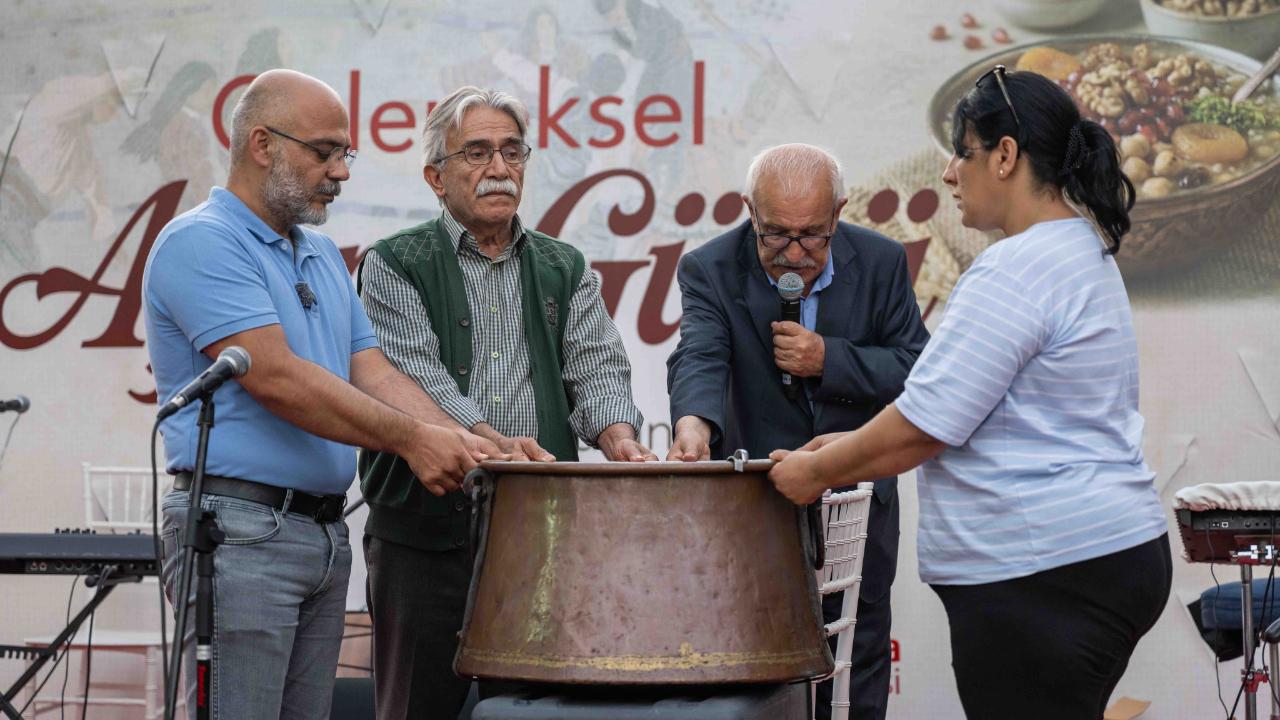 Büyükpark’ta 3500 kişilik aşure lokması paylaşıldı