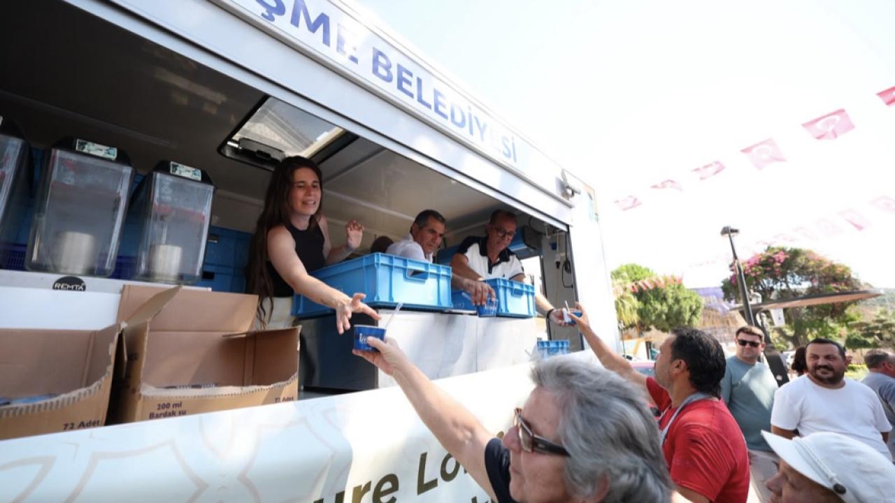 Çeşme'de aşure lokması paylaşıldı