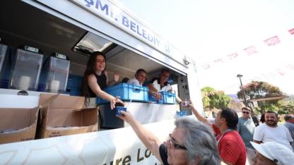 Çeşme'de aşure lokması paylaşıldı