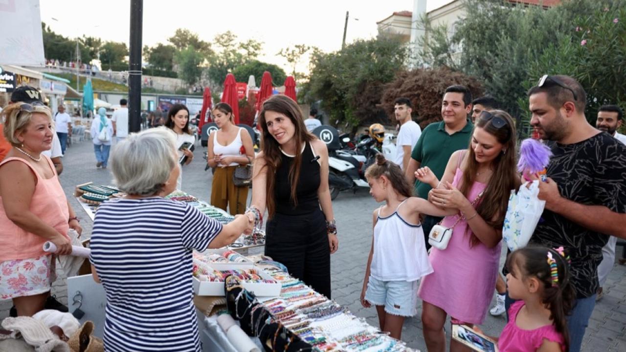 Çeşme’de kadın emeği gece pazarlarında hayat buluyor