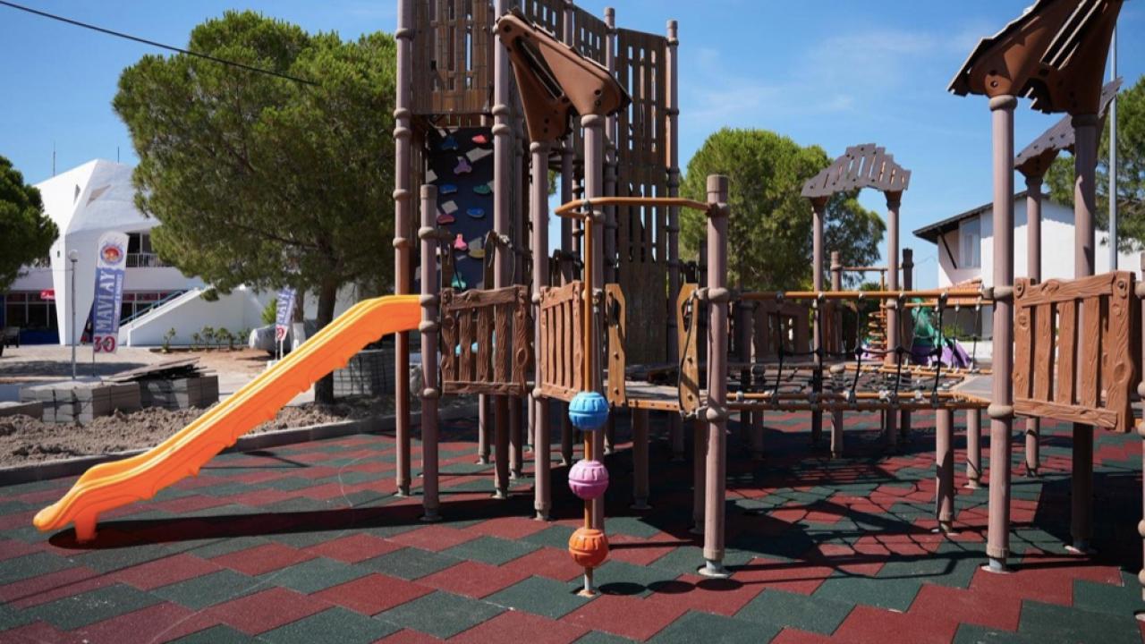 Çeşme'de park ve spor alanlarında kapsamlı yenileme