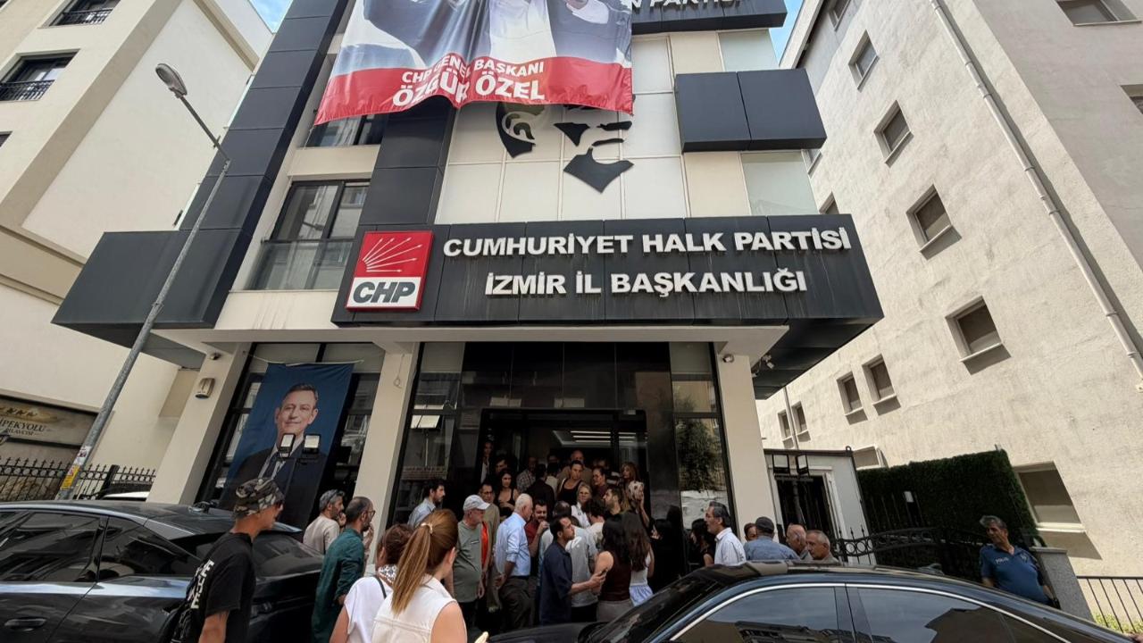 CHP İzmir İl Başkanlığı'nda 'Karanfil' gerginliği