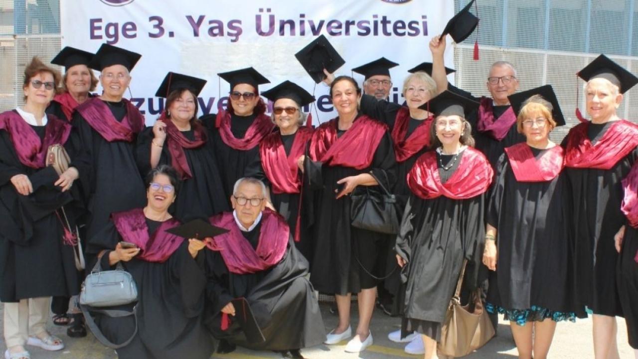EÜ 3. Yaş Üniversitesinde mezuniyet coşkusu