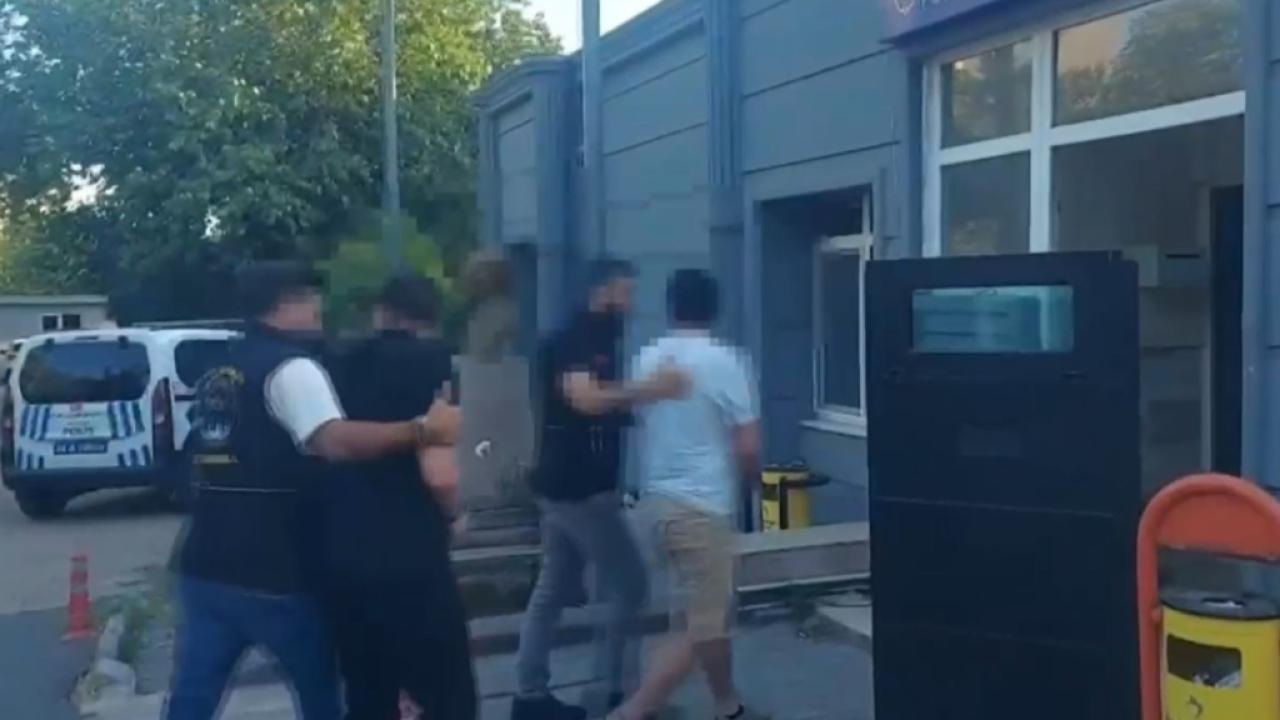 Genç, nişanlısının önünde bıçaklanarak öldürüldü