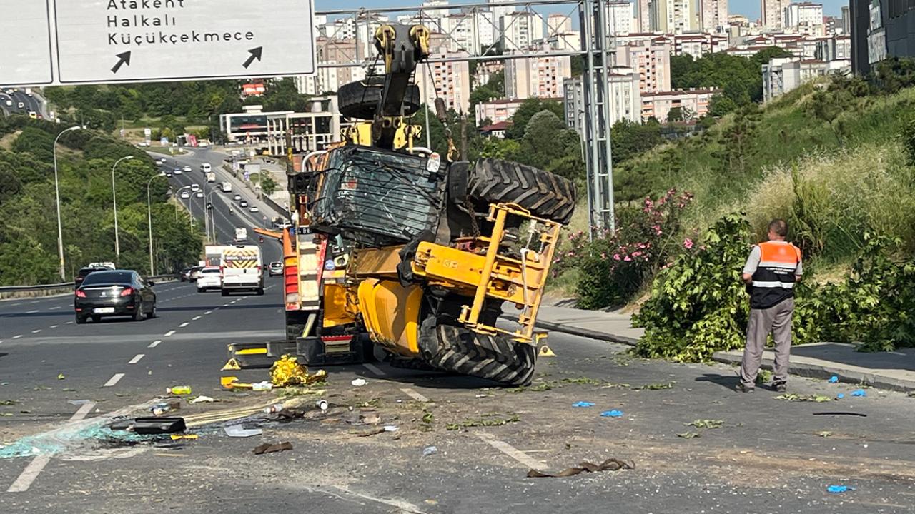 İş makinesini taşıyan çekici devrildi, sürücü hayatını kaybetti