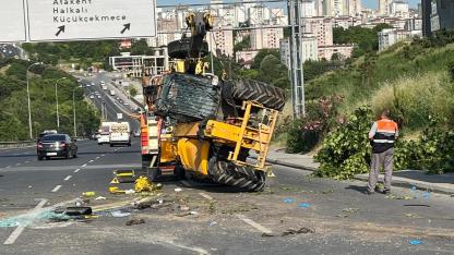 İş makinesini taşıyan çekici devrildi, sürücü hayatını kaybetti