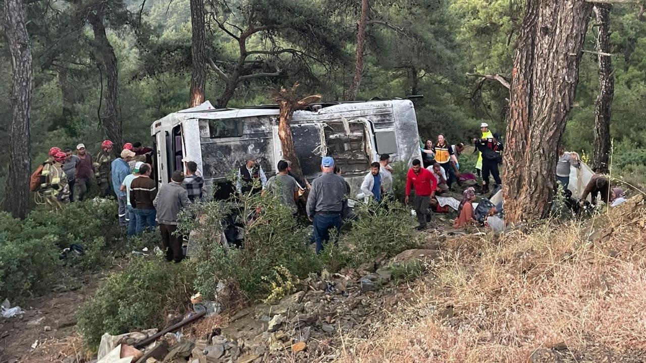 İzmir'de işçi servisi şarampole devrildi: 22 yaralı