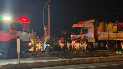 İzmir'de kırmızı ışıkta bekleyen araçlara tır çarptı