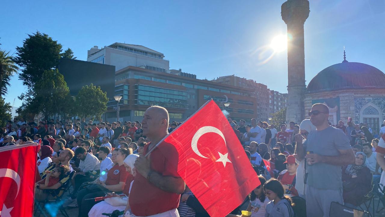 İzmir'de milli heyecan meydanlara taştı