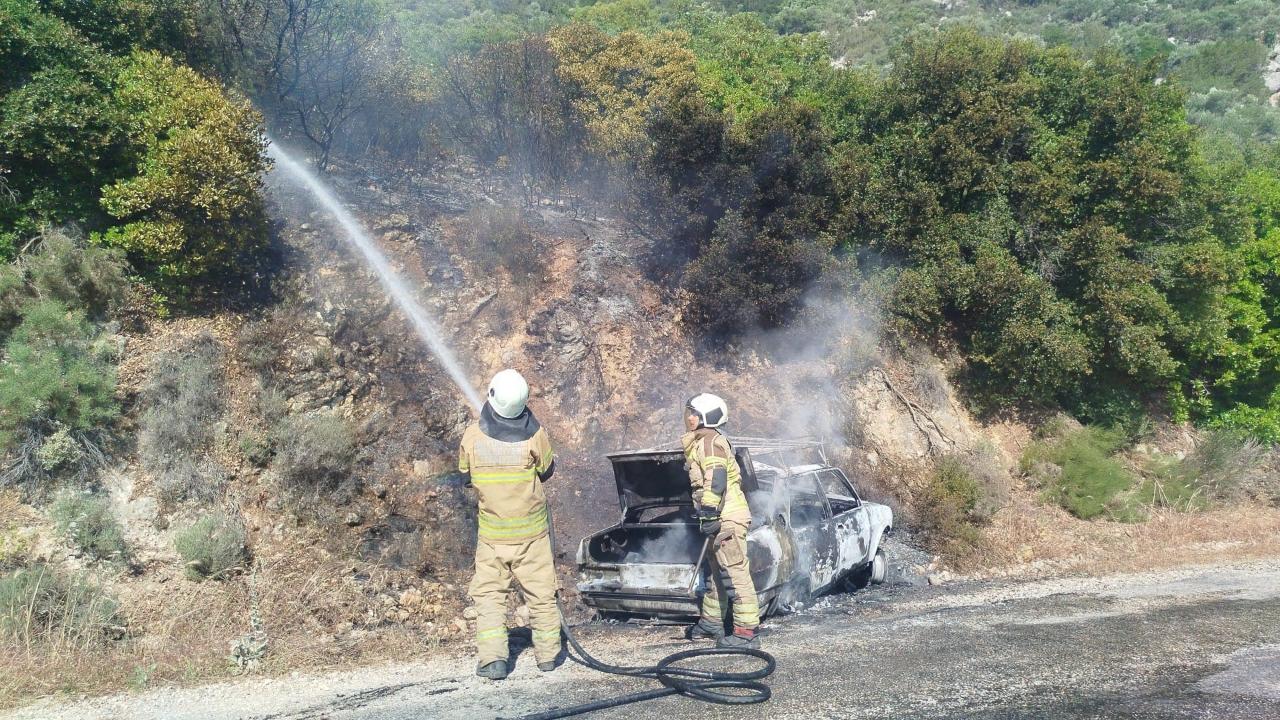 İzmir'de otomobil yangını korkuttu