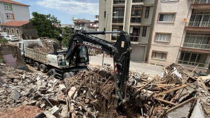 Konak’ta metruk bina yıkımları tam gaz devam ediyor