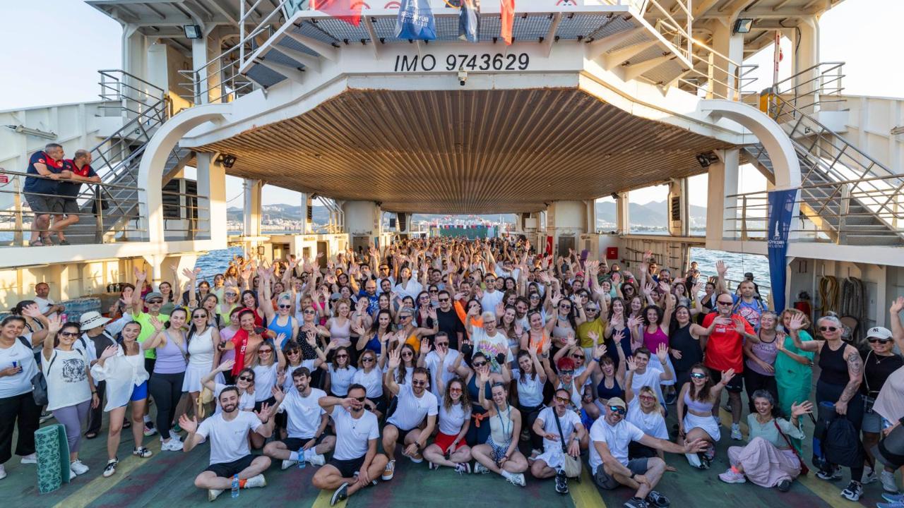 Körfez’in mavisinde 400 kişilik yoga buluşması
