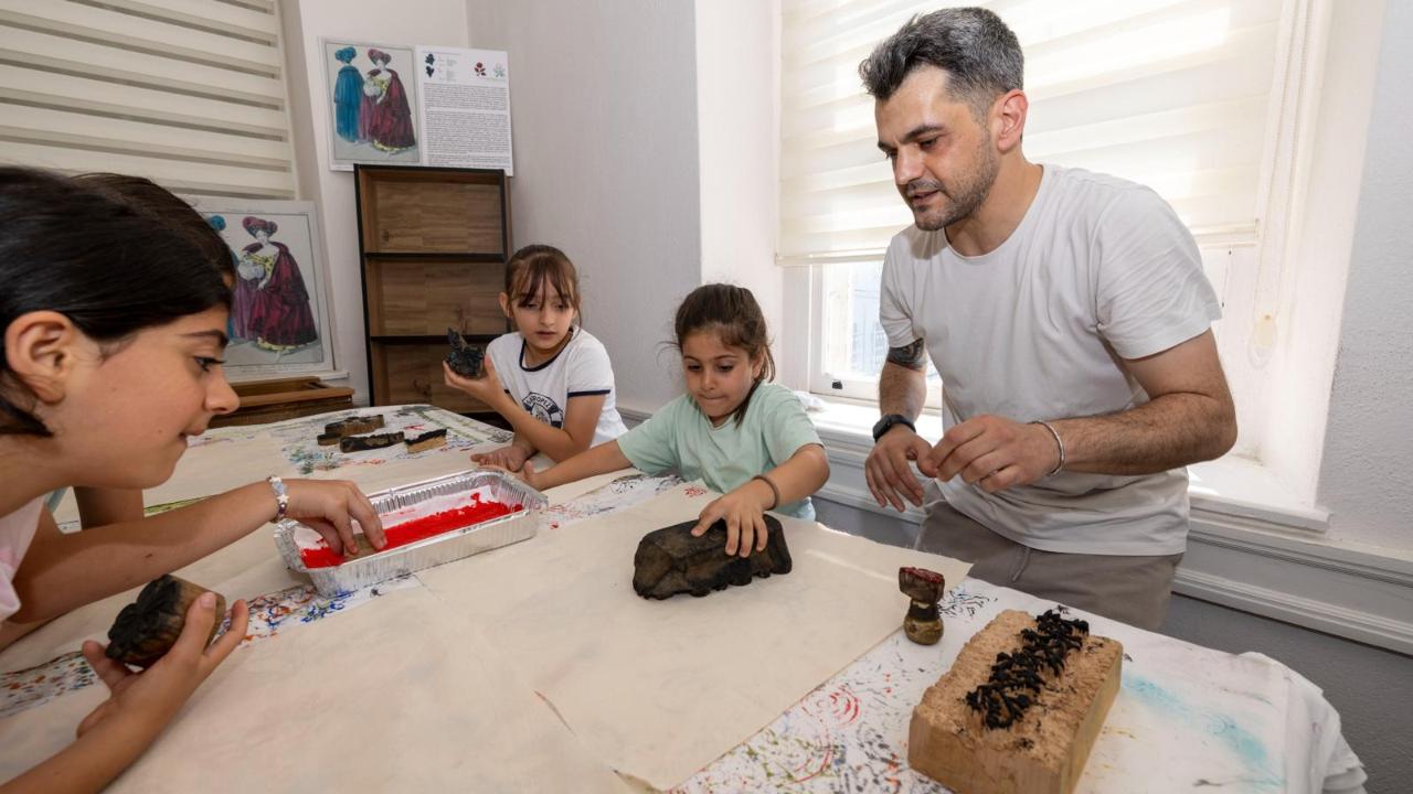 100 yıllık kalıplar yeniden iz bırakıyor