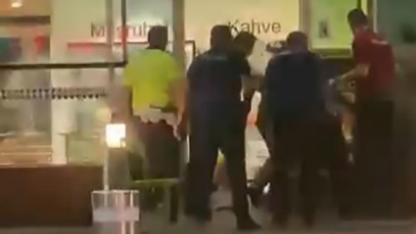 Adnan Menderes Havalimanı'nda 4 polis bıçaklandı